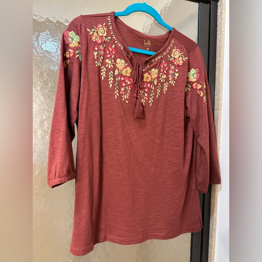 Burgundy shirt with stitched embroidery